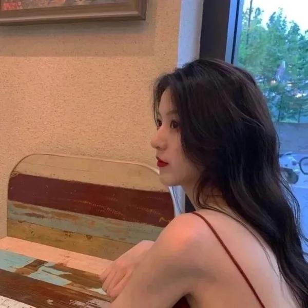 虽然是公会的前台小姐，因为讨厌加班，所以打算自己讨伐boss